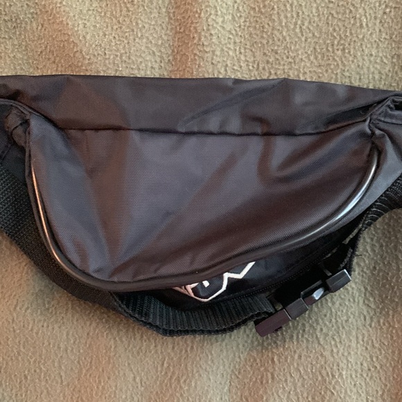 Paramount Great America black nylon fanny pack. See pictures for size - Picture 5 of 8